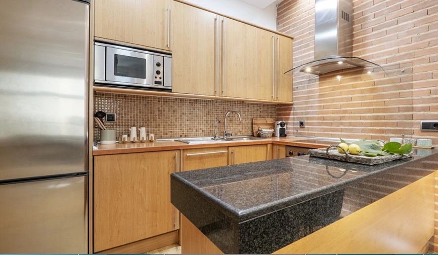رنگ‌ کابینت چوبی در آشپزخانه‌ کوچک