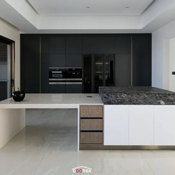 آشپزخانه لاکچری، درب‌های کابینت با مکانیزم باز شدن فشاری