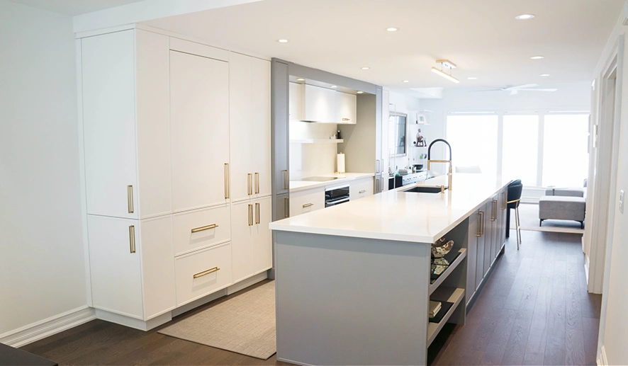 ترکیب رنگ کابینت سفید با خاکستری روشن