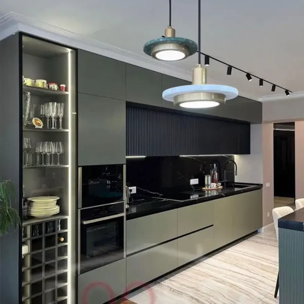 کابینت جدید آشپزخانه با درهای بدون فریم (Frame-less)، طراحی یکدست و صاف